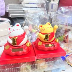 Mèo Thần Tài To Tròn Quay Mang Yếm - Năng Lượng - Tết 2026