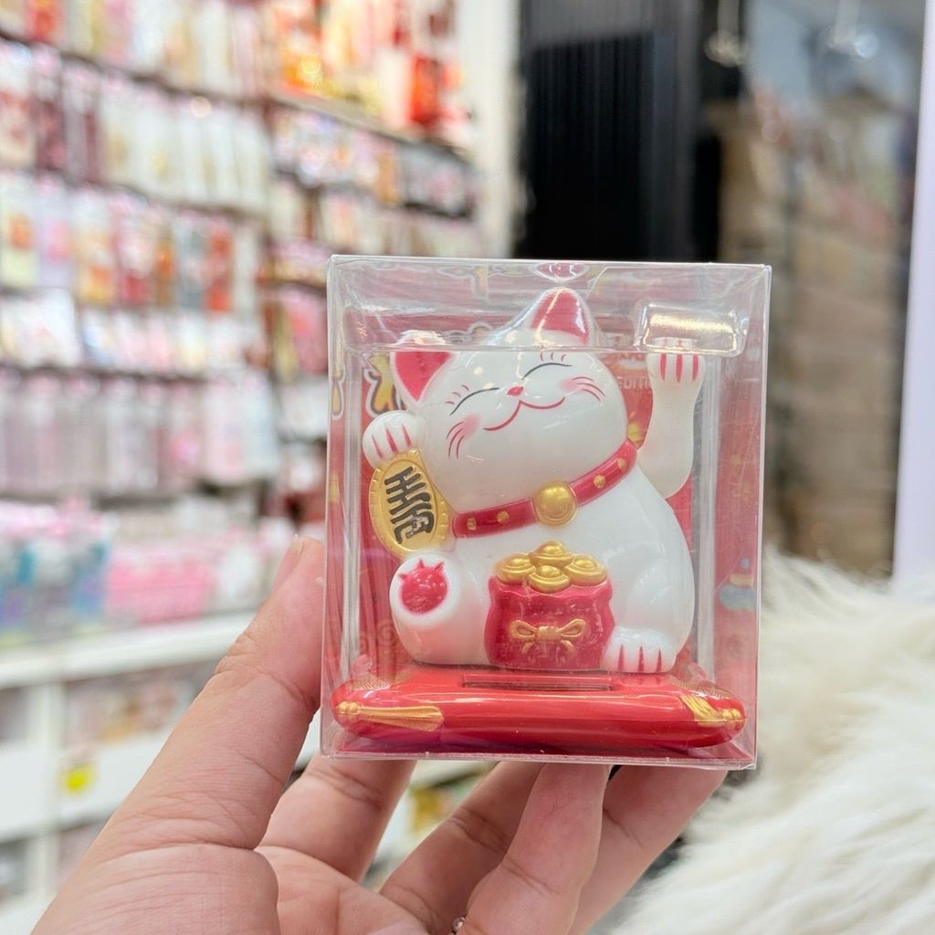 Mèo Thần Tài Cầm Liểng Ngồi Dưới Túi Vàng - Năng Lượng - Tết 2026