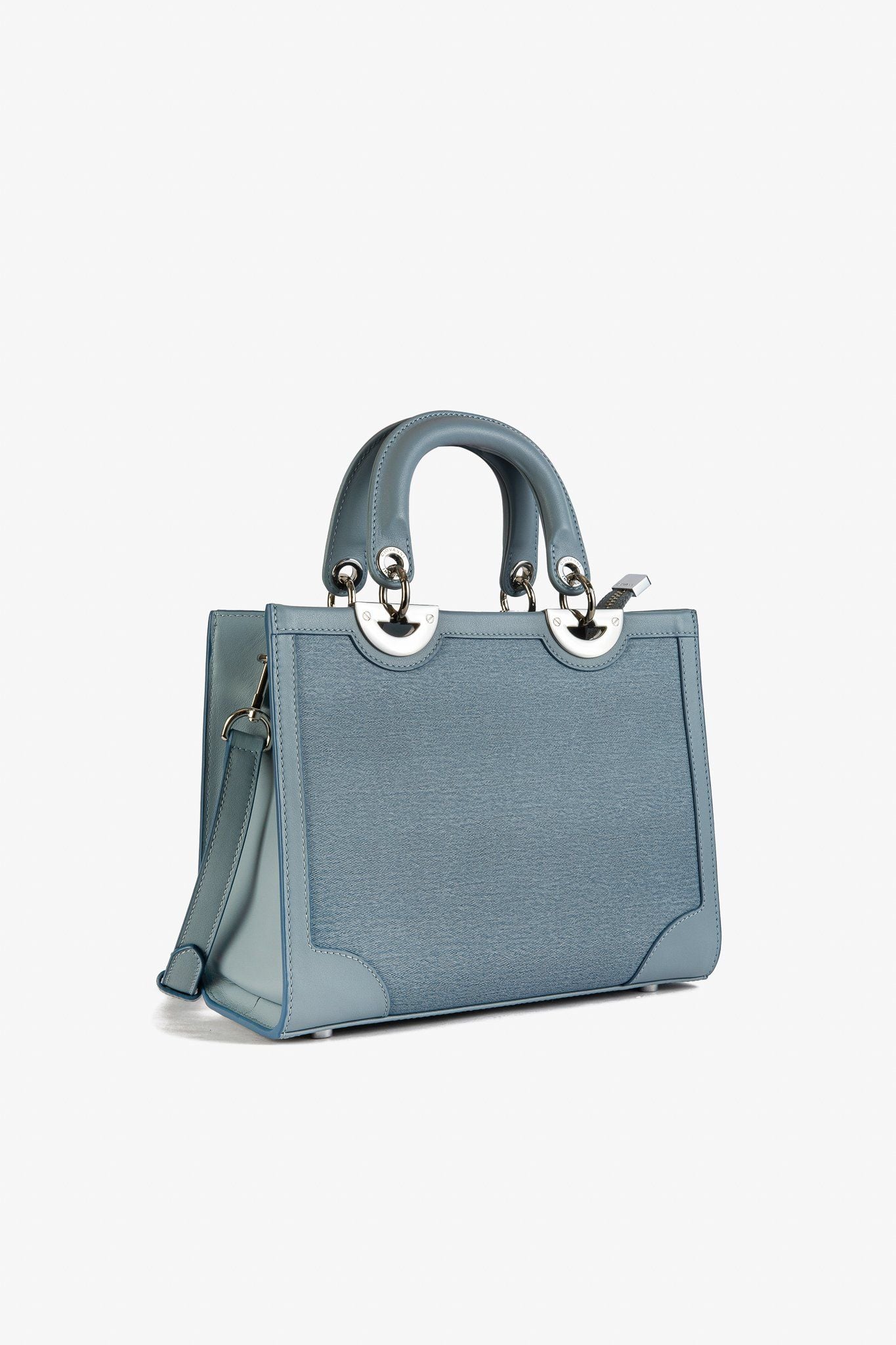 Xanh nước biển nhạt