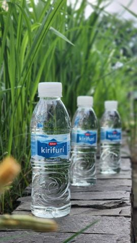  Chai nước 330ml (24 chai/thùng) - 330mlのペットボトル（1箱に24本入り） 