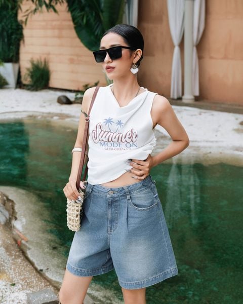 áo thun chữ chiết eo màu trắng