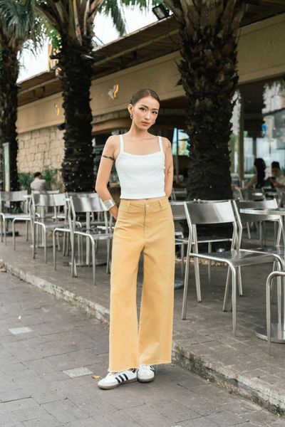 Quần kaki ống suông màu vàng