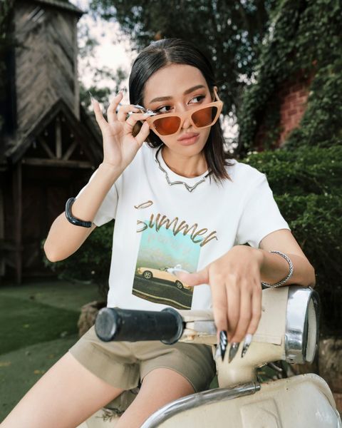 áo thun hình màu trắng