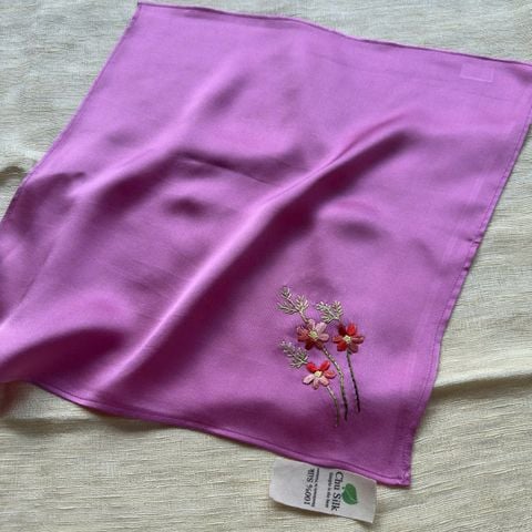  Khăn mùi xoa tơ tằm thượng hạng dày 19momme thêu tay bởi nghệ nhân, size khăn 36*36cm phù hợp làm quà tặng kèm theo các mặt hàng khác tạo thành set quà độc đáo 