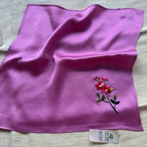  Khăn mùi xoa tơ tằm thượng hạng dày 19momme thêu tay bởi nghệ nhân, size khăn 36*36cm phù hợp làm quà tặng kèm theo các mặt hàng khác tạo thành set quà độc đáo 