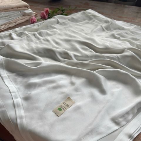  Top sheet lụa tơ tằm thượng hạng hay còn gọi là ga phẳng, tấm phủ trên 