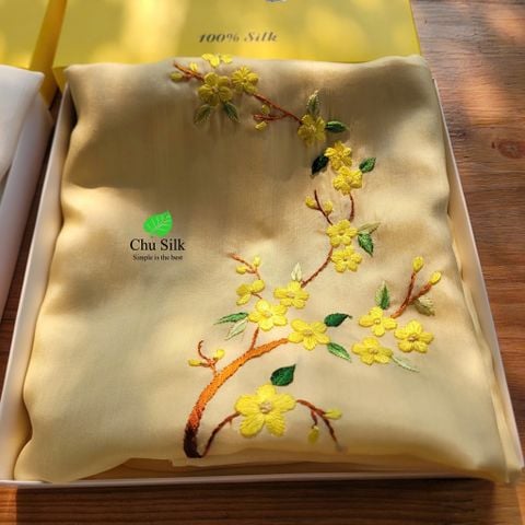  Khăn lụa tơ tằm thêu tay_Màu vàng 