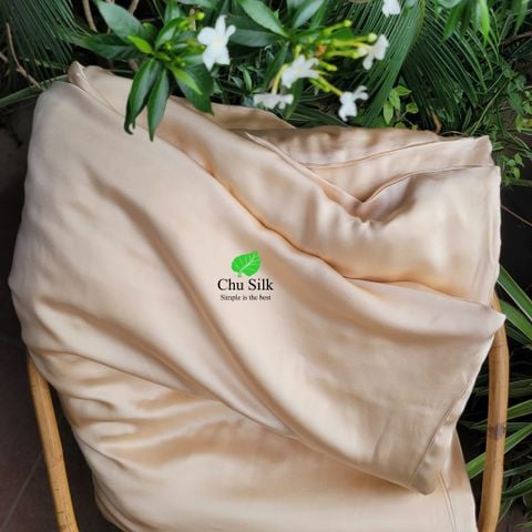  Chăn tơ tằm thuần tơ với ruột chăn do con tằm tự dệt bên trong và vỏ chăn lồng ngoài là lụa dầy 19momme 