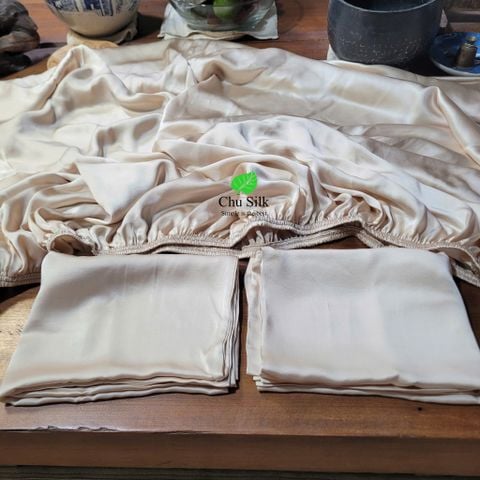  Set Ga giường bo chun + 2 vỏ gối tơ tằm màu be, dầy 19momme 