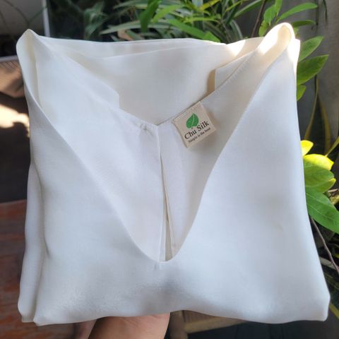  Váy tơ tằm màu trắng may 2 lớp cổ chữ V 