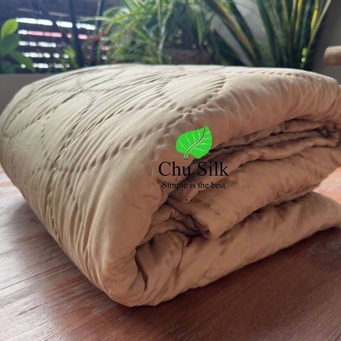  Chăn chần ruột tơ tằm với màu lá vối tự nhiên 