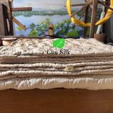  Chăn tơ tằm chần ruột tơ nguyên tấm do con tằm tự dệt, vỏ áo lụa nguyên chất, màu be, khâu tay hình quả trám đôi 