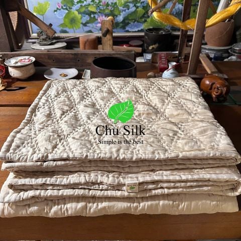  Chăn tơ tằm chần ruột tơ nguyên tấm do con tằm tự dệt, vỏ áo lụa nguyên chất, màu be, khâu tay hình quả trám đôi 