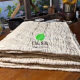  Chăn tơ tằm chần ruột tơ nguyên tấm do con tằm tự dệt, vỏ áo lụa nguyên chất, màu be, khâu tay hình quả trám đôi 