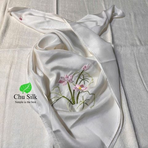  KHĂN LỤA VUÔNG TƠ TẰM THÊU TAY 