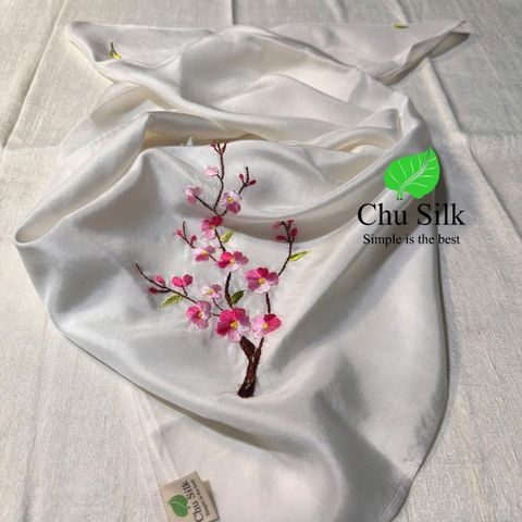  KHĂN LỤA VUÔNG TƠ TẰM THÊU TAY 