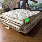  Chăn tơ tằm chần ruột tơ nguyên tấm do con tằm tự dệt, vỏ áo lụa nguyên chất, màu be, khâu tay hình hoa thị 