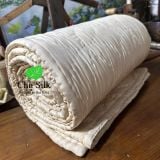  Chăn tơ tằm chần ruột tơ nguyên tấm do con tằm tự dệt, vỏ áo lụa nguyên chất, màu be, khâu tay hình hoa thị 