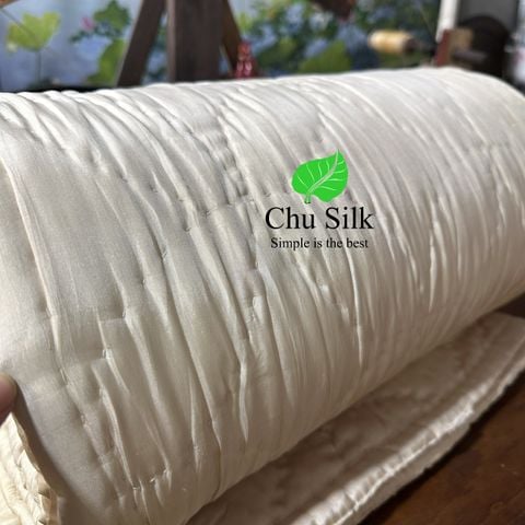  Chăn tơ tằm chần ruột tơ nguyên tấm do con tằm tự dệt, vỏ áo lụa nguyên chất, màu be, khâu tay hình hoa thị 