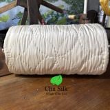  Chăn tơ tằm chần ruột tơ nguyên tấm do con tằm tự dệt, vỏ áo lụa nguyên chất, màu be, khâu tay hình hoa thị 