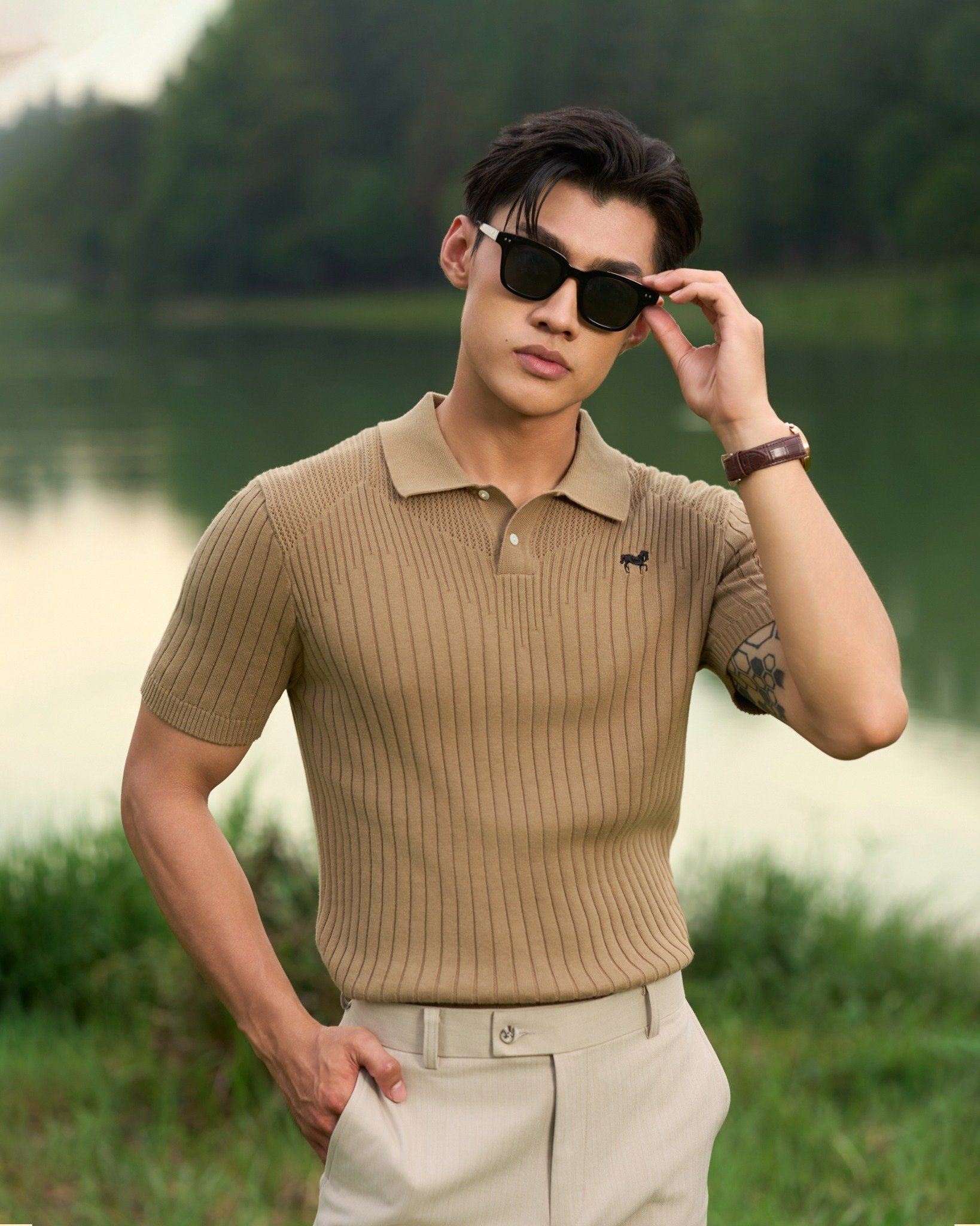 Áo Thun Polo Dệt Kim Sọc Đứng Nâu - Thêu Ngựa