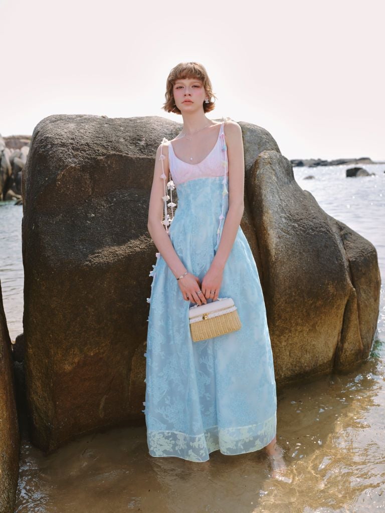  Cami Blue Pink Floral Jacquard Maxi Dress/ Đầm dây Maxi màu xanh phối hồng vàng chất tơ dáng ngắn 
