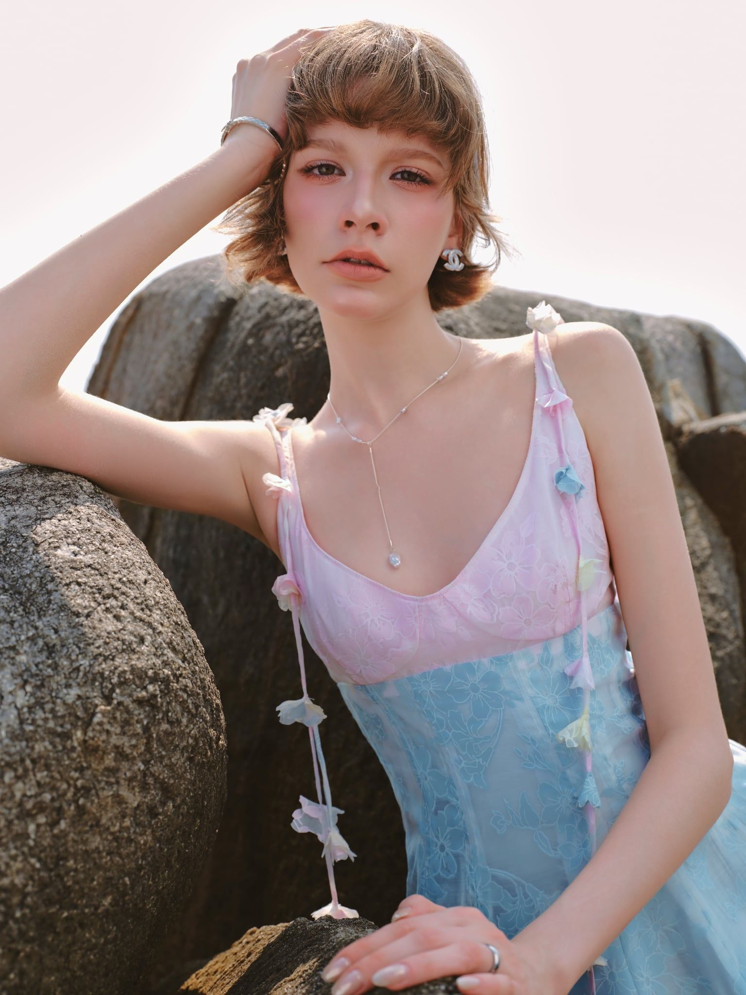  Cami Blue Pink Floral Jacquard Maxi Dress/ Đầm dây Maxi màu xanh phối hồng vàng chất tơ dáng ngắn 