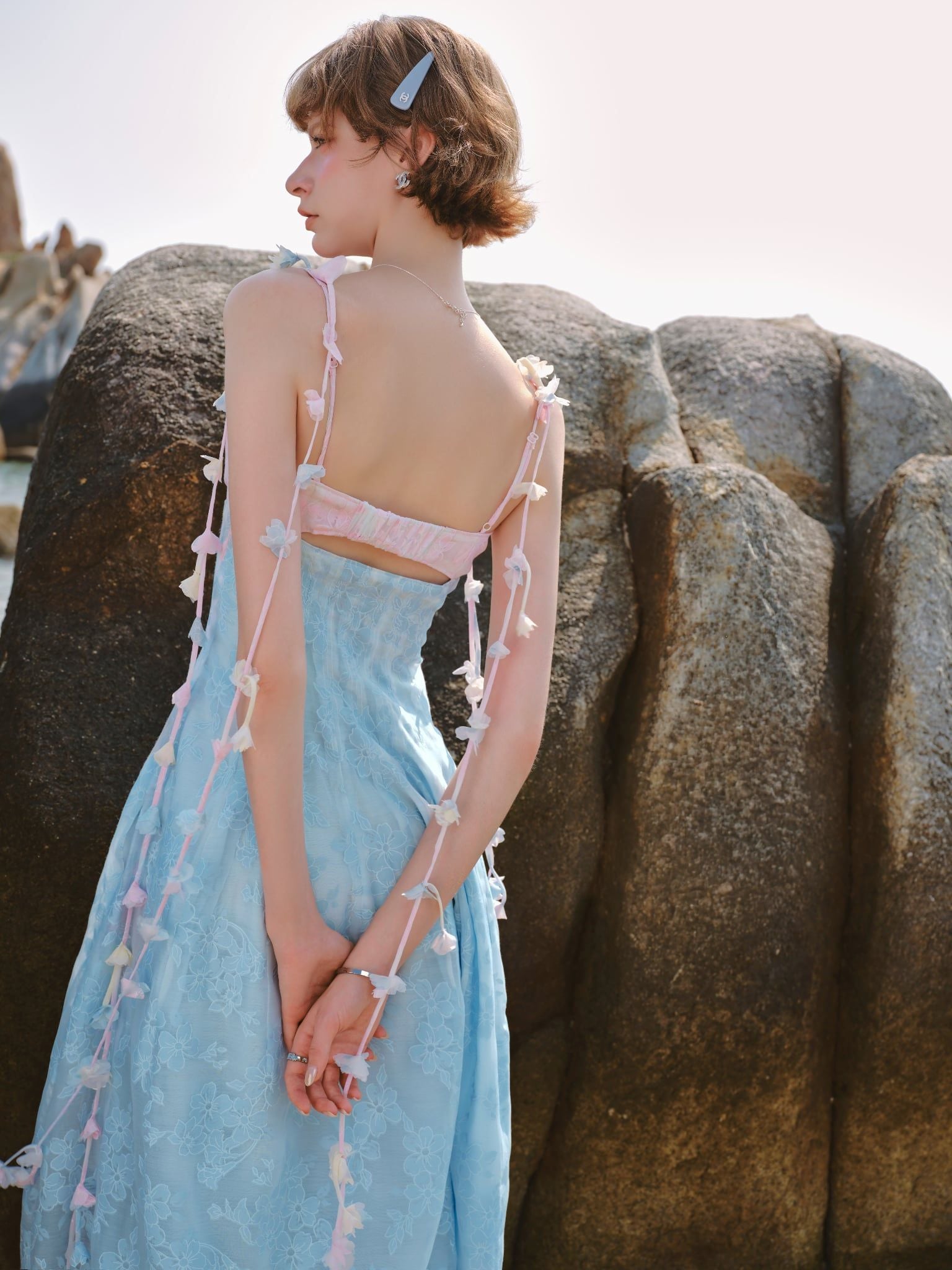  Cami Blue Pink Floral Jacquard Maxi Dress/ Đầm dây Maxi màu xanh phối hồng vàng chất tơ dáng ngắn 