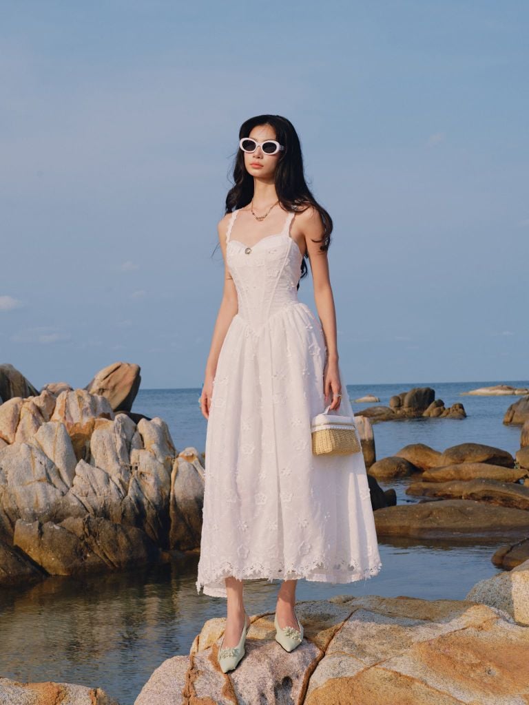 Corset White Embroidered Floral Midi Dress/Đầm Dây Corset Màu Trắng Chất Muslin Thêu Hoa Kiểu Dáng Midi 