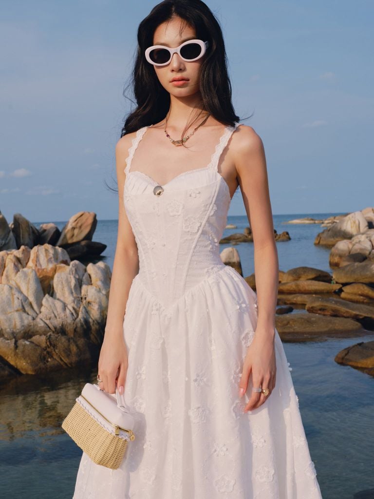  Corset White Embroidered Floral Midi Dress/Đầm Dây Corset Màu Trắng Chất Muslin Thêu Hoa Kiểu Dáng Midi 