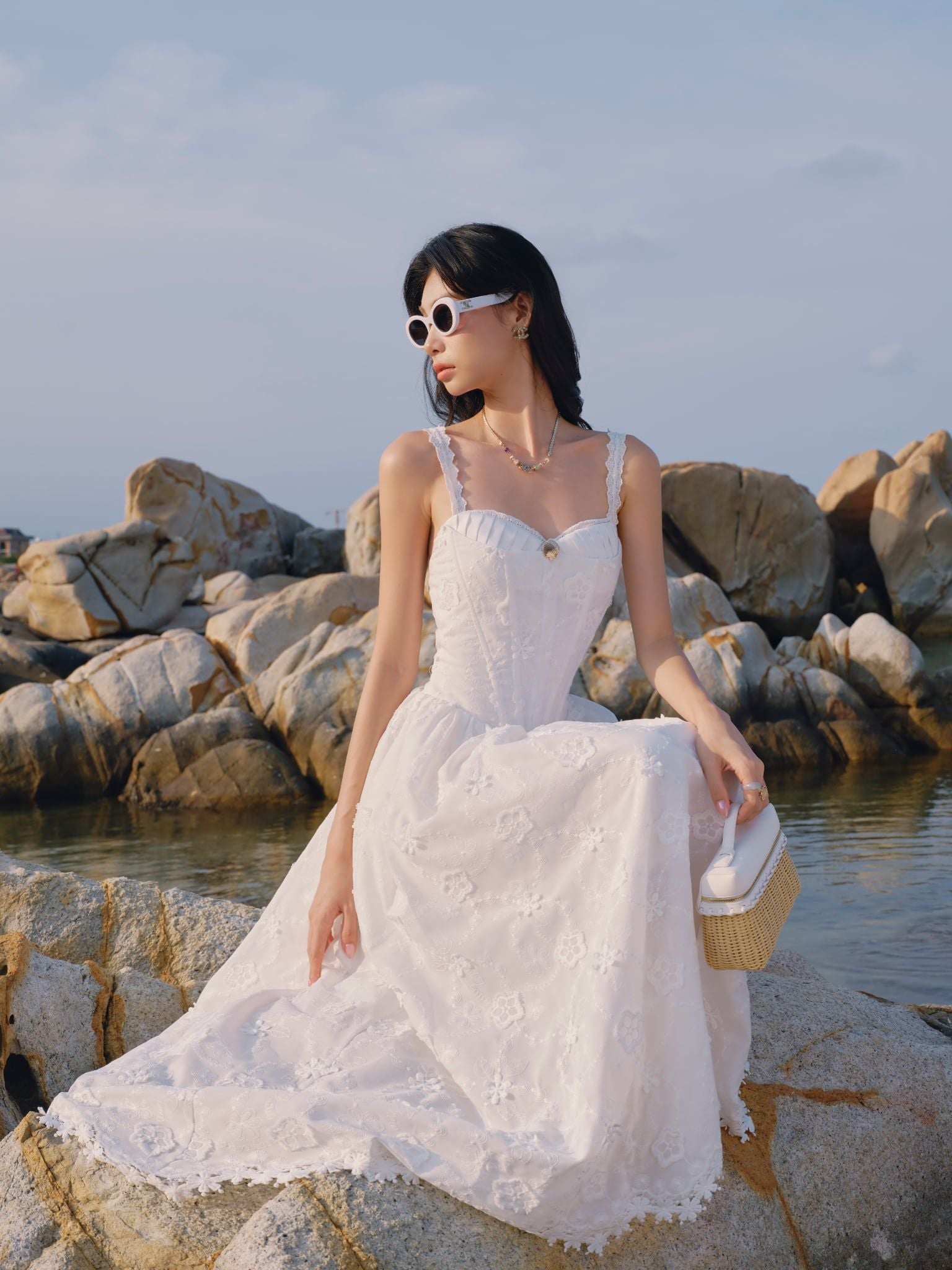  Corset White Embroidered Floral Midi Dress/Đầm Dây Corset Màu Trắng Chất Muslin Thêu Hoa Kiểu Dáng Midi 