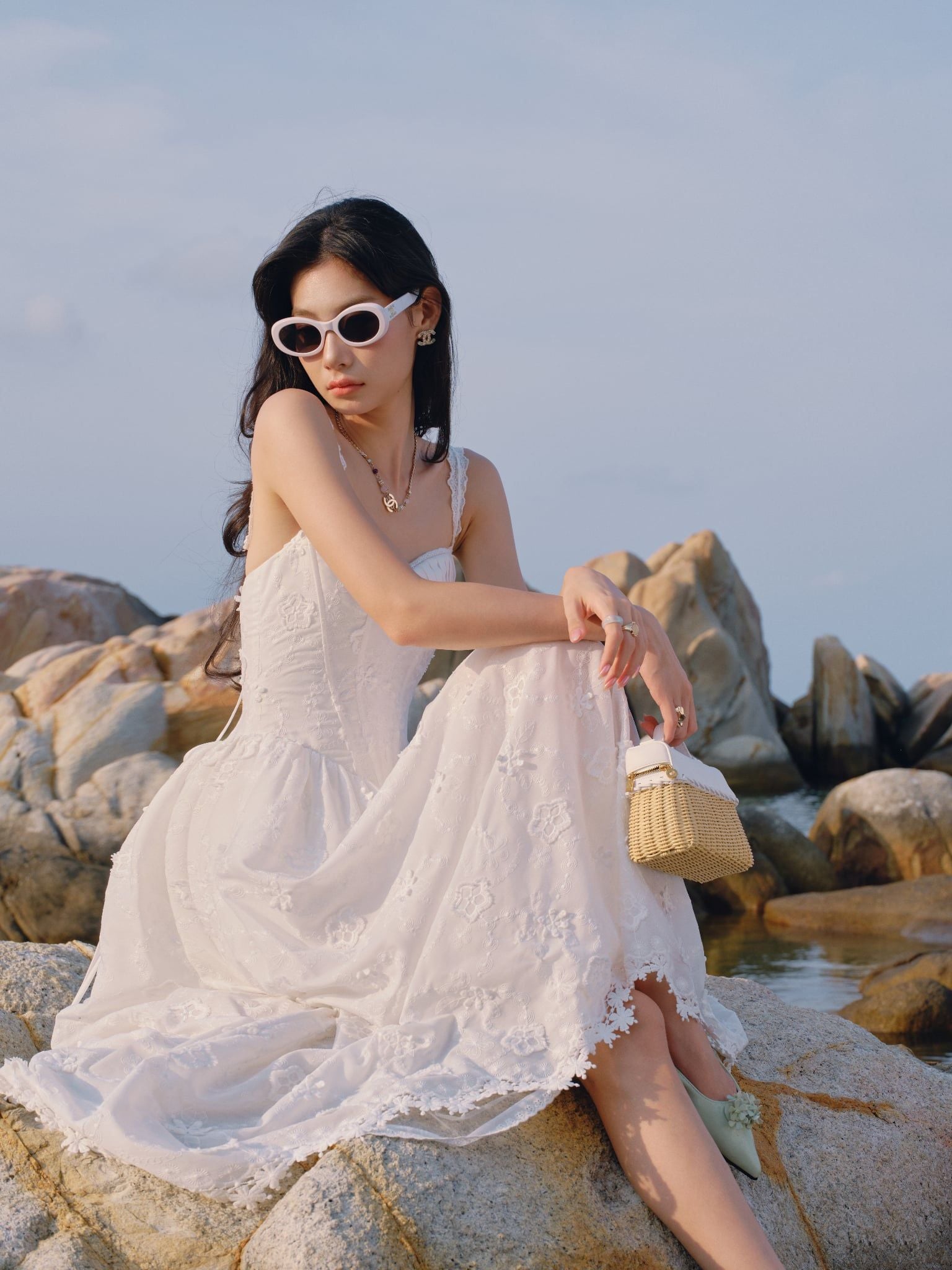  Corset White Embroidered Floral Midi Dress/Đầm Dây Corset Màu Trắng Chất Muslin Thêu Hoa Kiểu Dáng Midi 