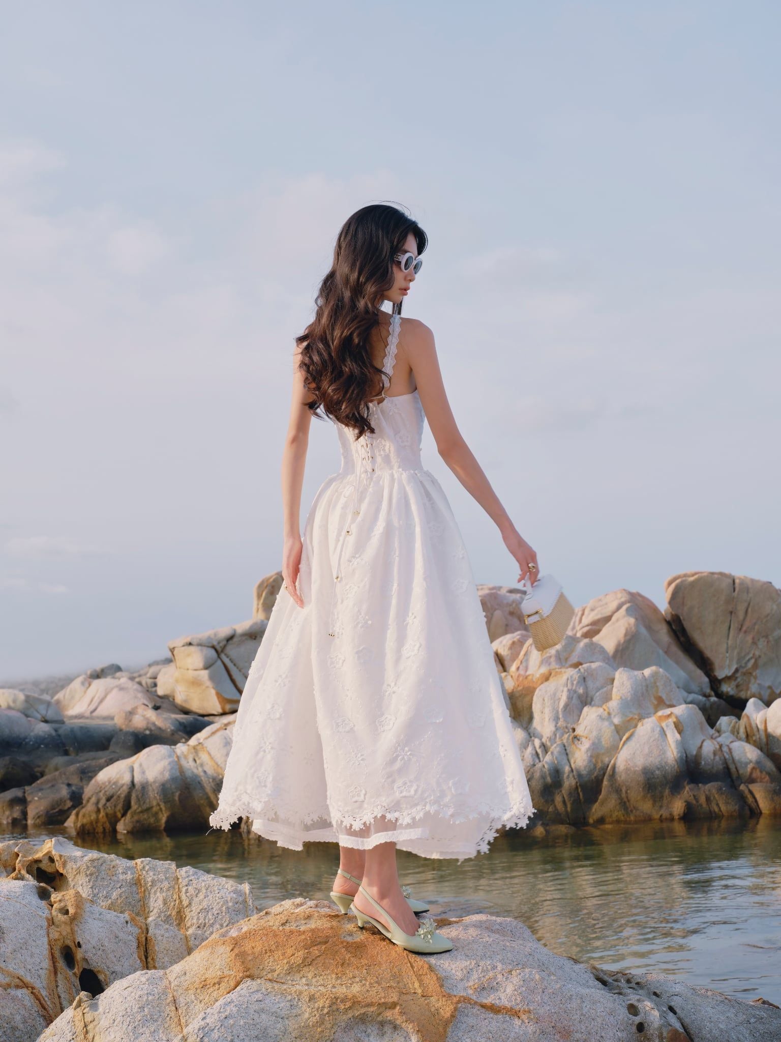  Corset White Embroidered Floral Midi Dress/Đầm Dây Corset Màu Trắng Chất Muslin Thêu Hoa Kiểu Dáng Midi 