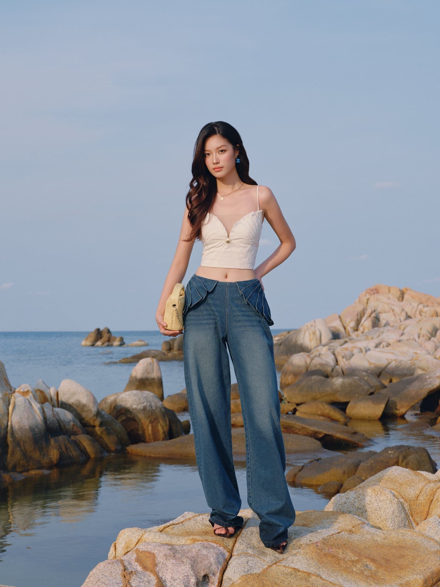  Cami White Cotton Blend Shell Detail Top / Áo Hai Dây Màu Trắng Chất Cotton Kiểu Cúp Ngực 