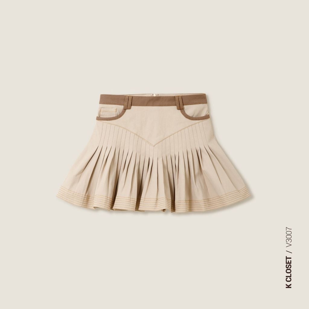  K Closet Casual Pleated Mini Skirt with Brown Trim 
