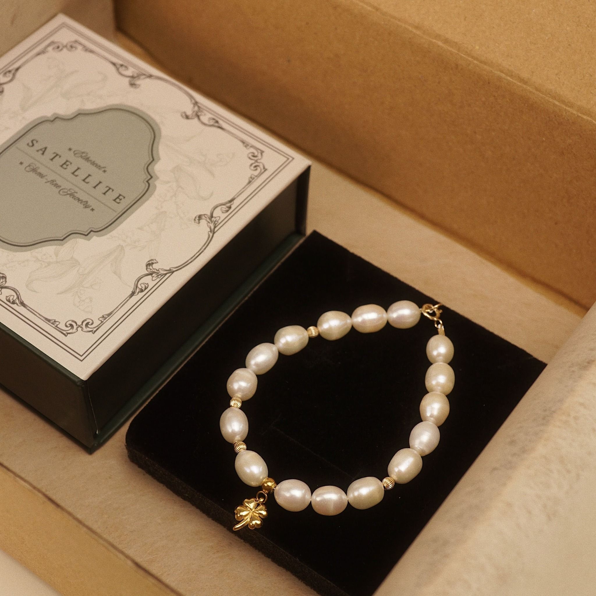  CLOVER LEAF - BOLD RICE SHAPE PEARL MIX ORBIT BRACELET 
