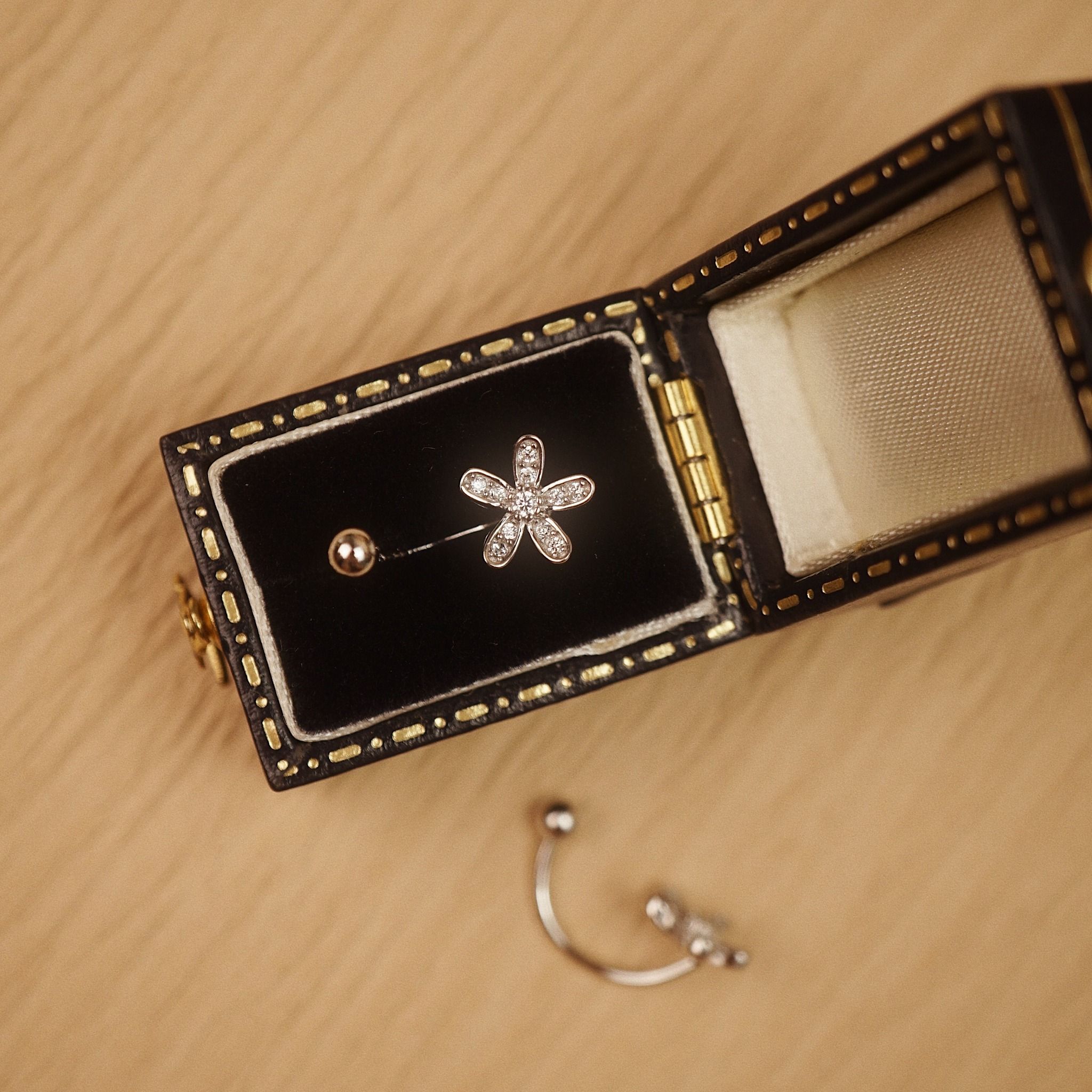  DAISY HUGGIE EARRINGS (S) 