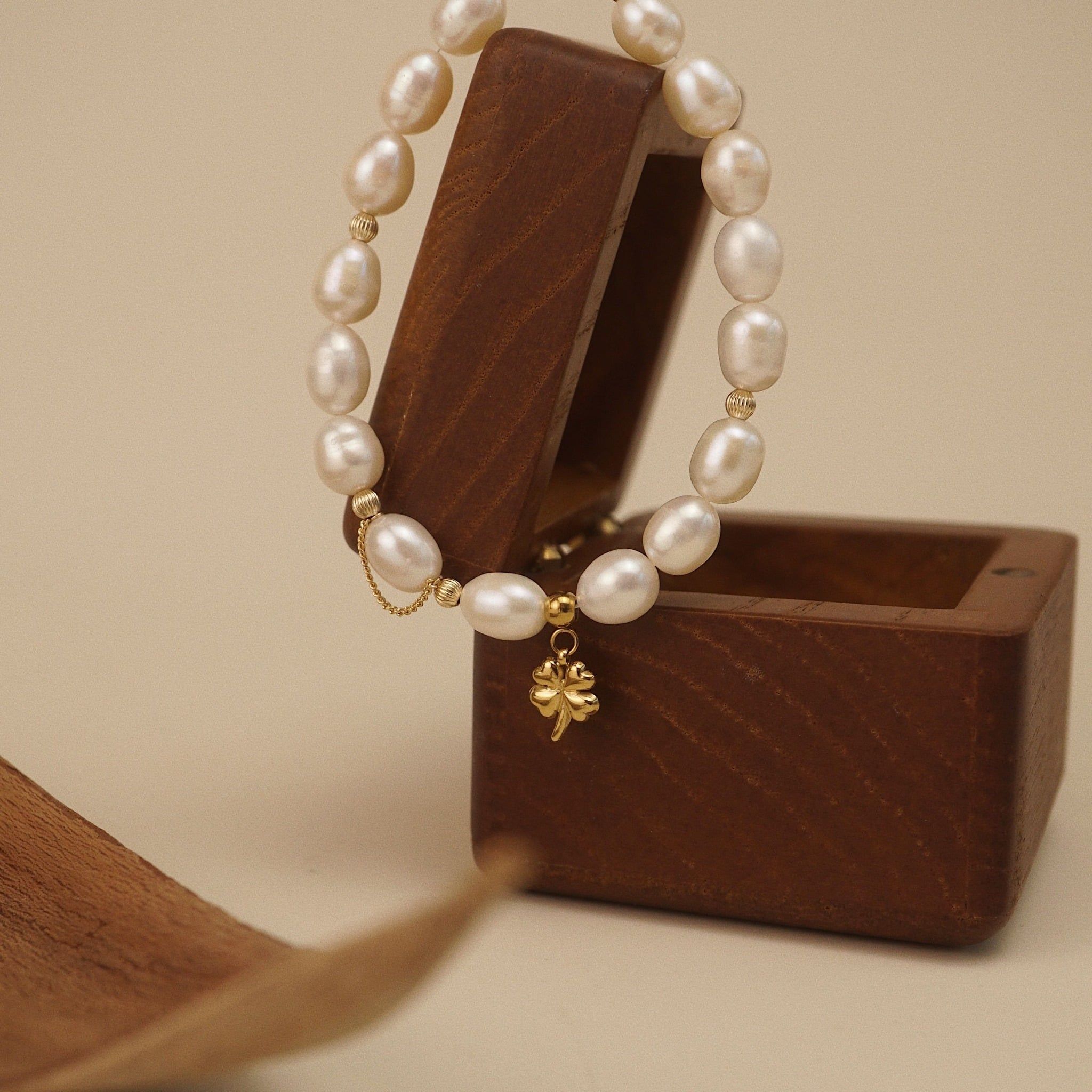  CLOVER LEAF - BOLD RICE SHAPE PEARL MIX ORBIT BRACELET 