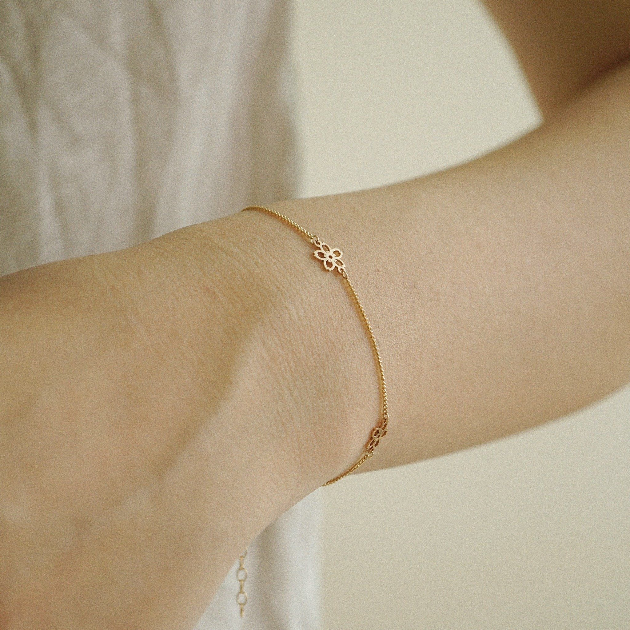  TRIPLE FLOWER MINI CURB BRACELET 