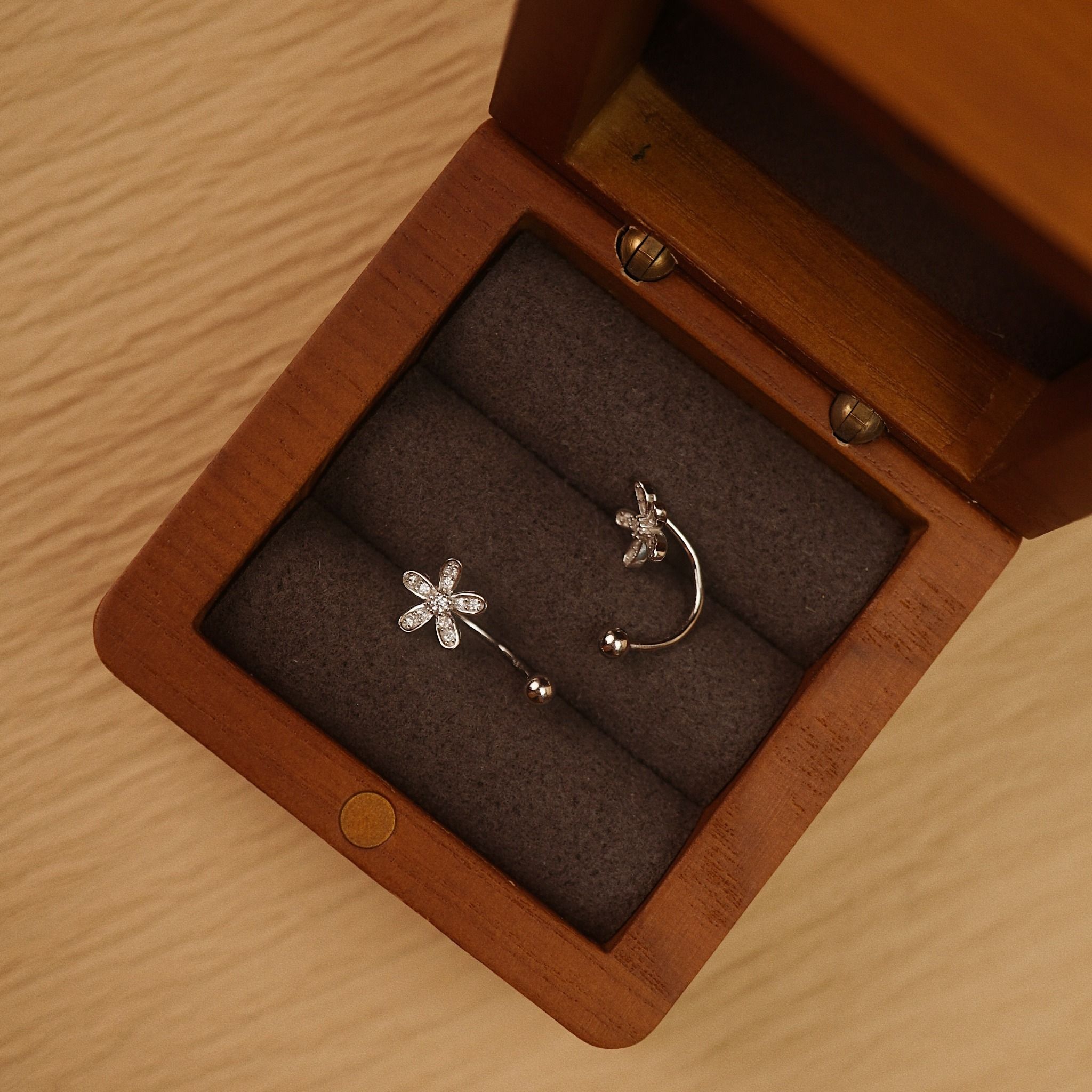 DAISY HUGGIE EARRINGS (S) 