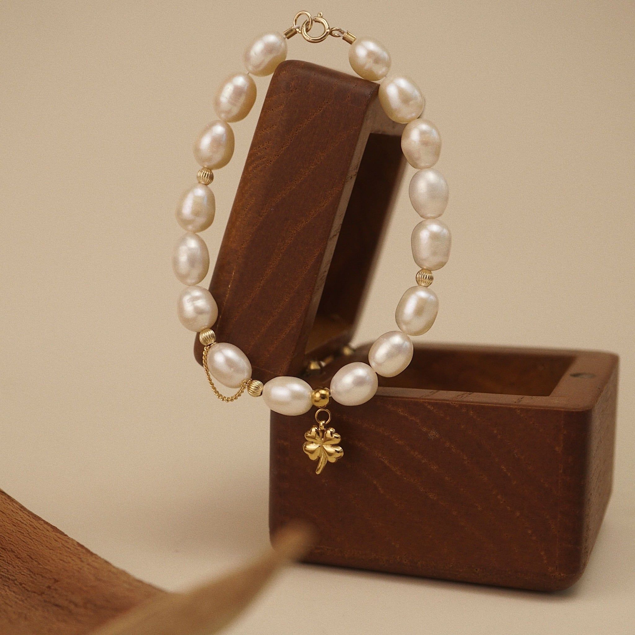  CLOVER LEAF - BOLD RICE SHAPE PEARL MIX ORBIT BRACELET 