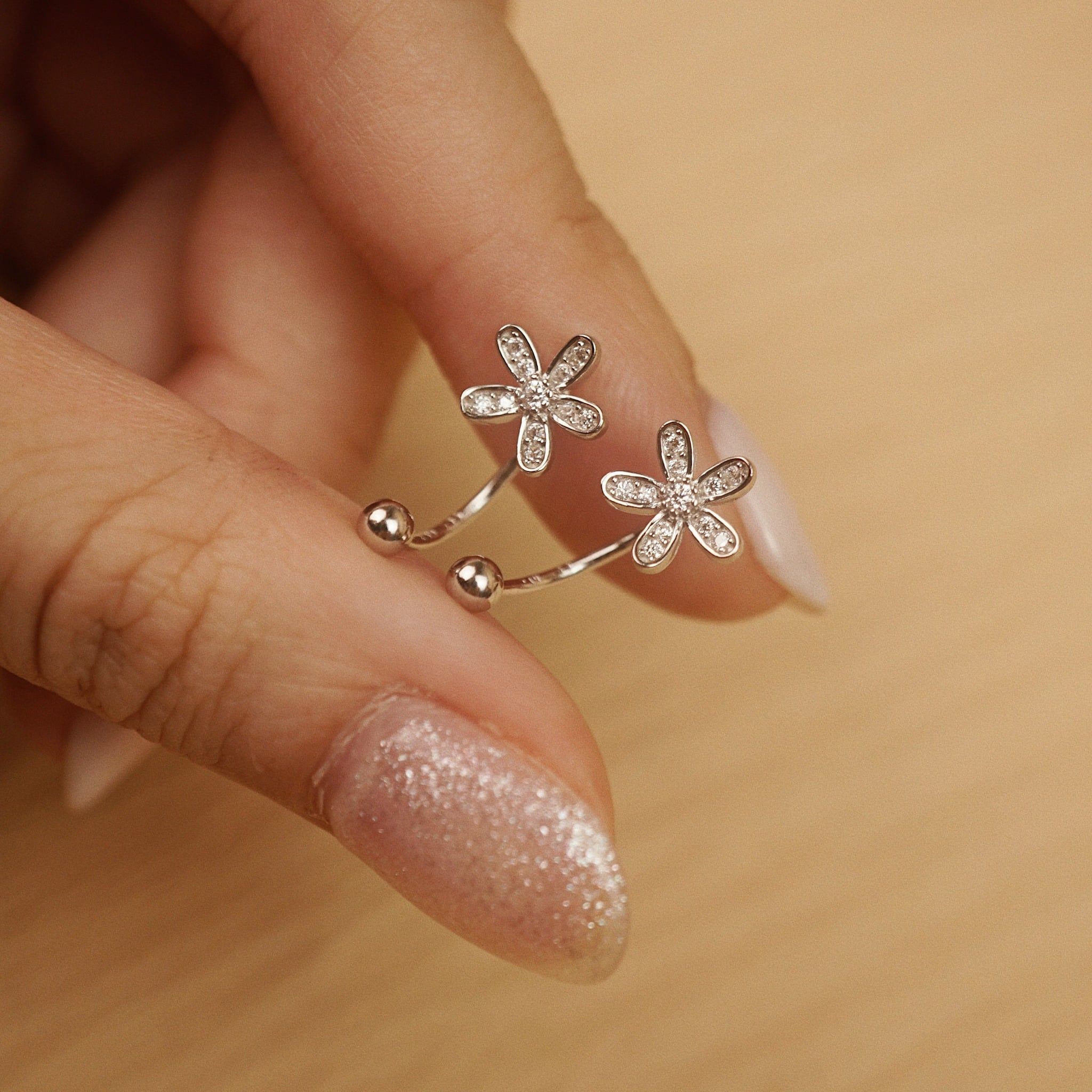  DAISY HUGGIE EARRINGS (S) 