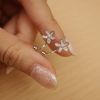  DAISY HUGGIE EARRINGS (S) 