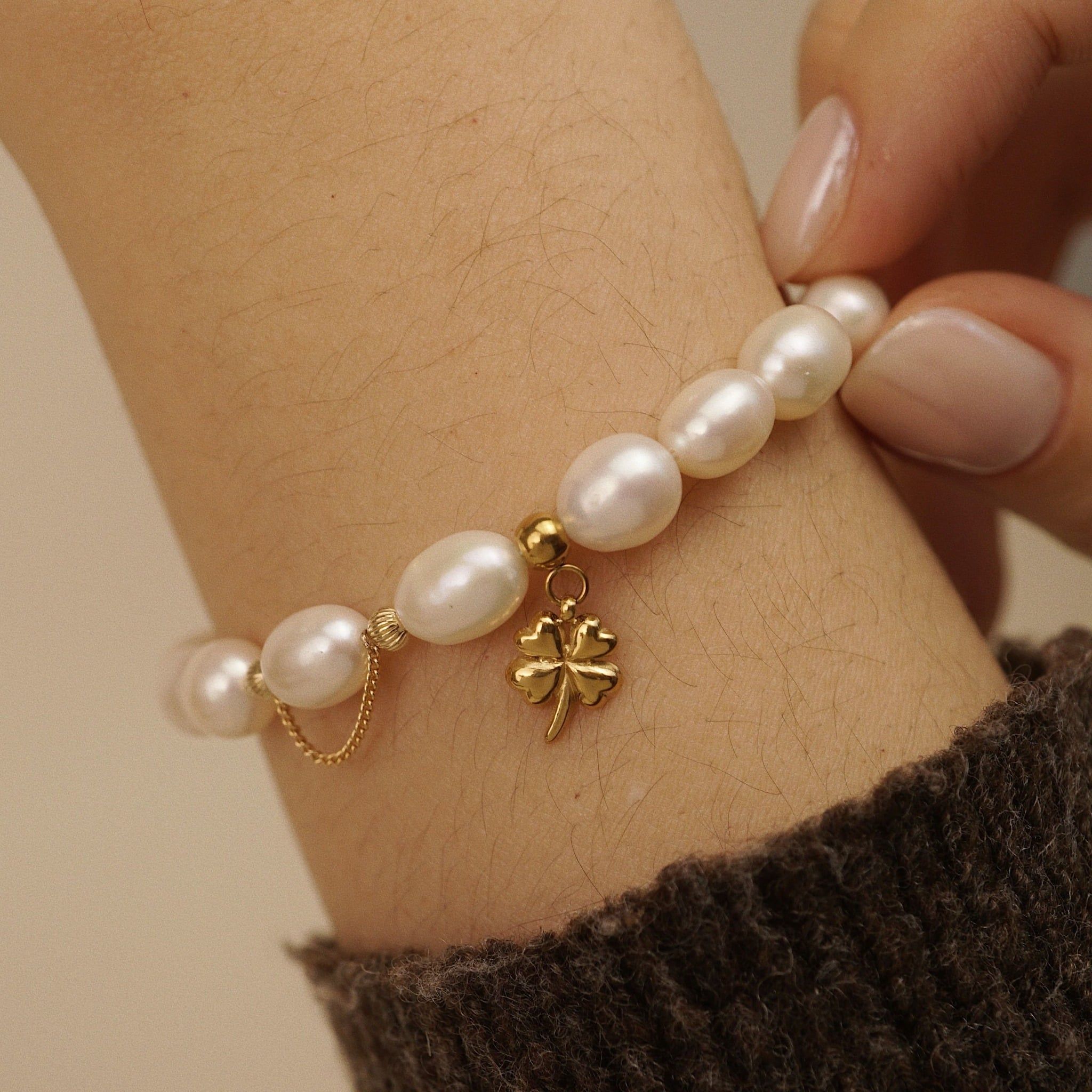  CLOVER LEAF - BOLD RICE SHAPE PEARL MIX ORBIT BRACELET 