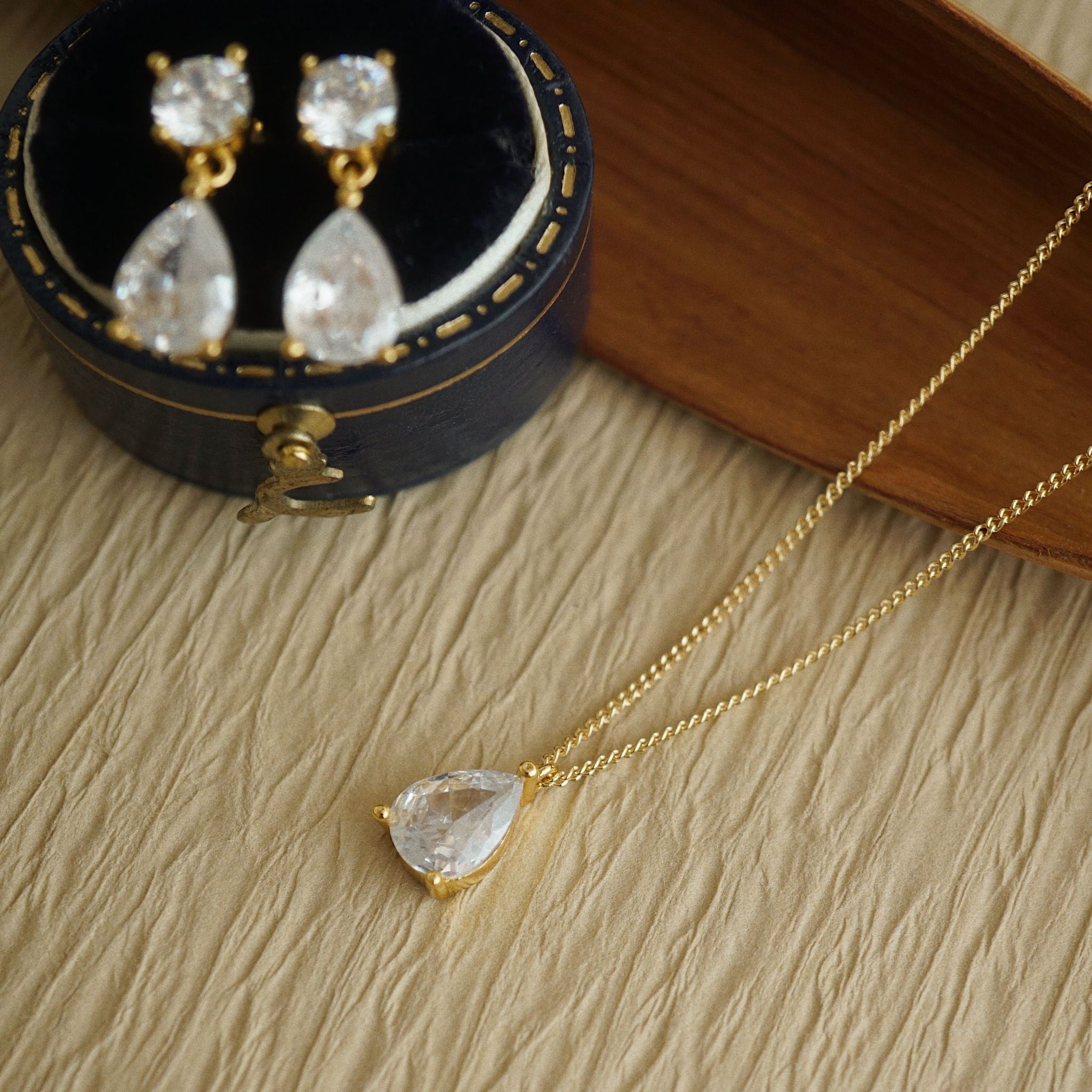  PEAR CUT MINI CURB NECKLACE 