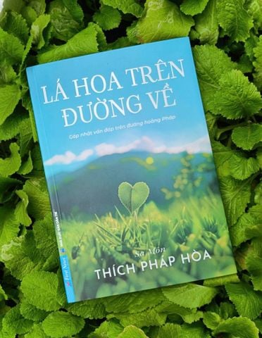  Lá Hoa Trên Đường Về - (Tặng Kèm Lá Bồ Đề + Bookmark + Postcard) 