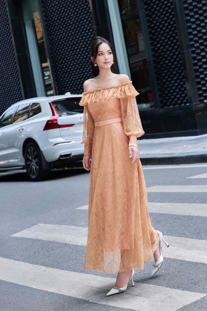 V1102 ĐẦM REN DÀI TRỄ VAI