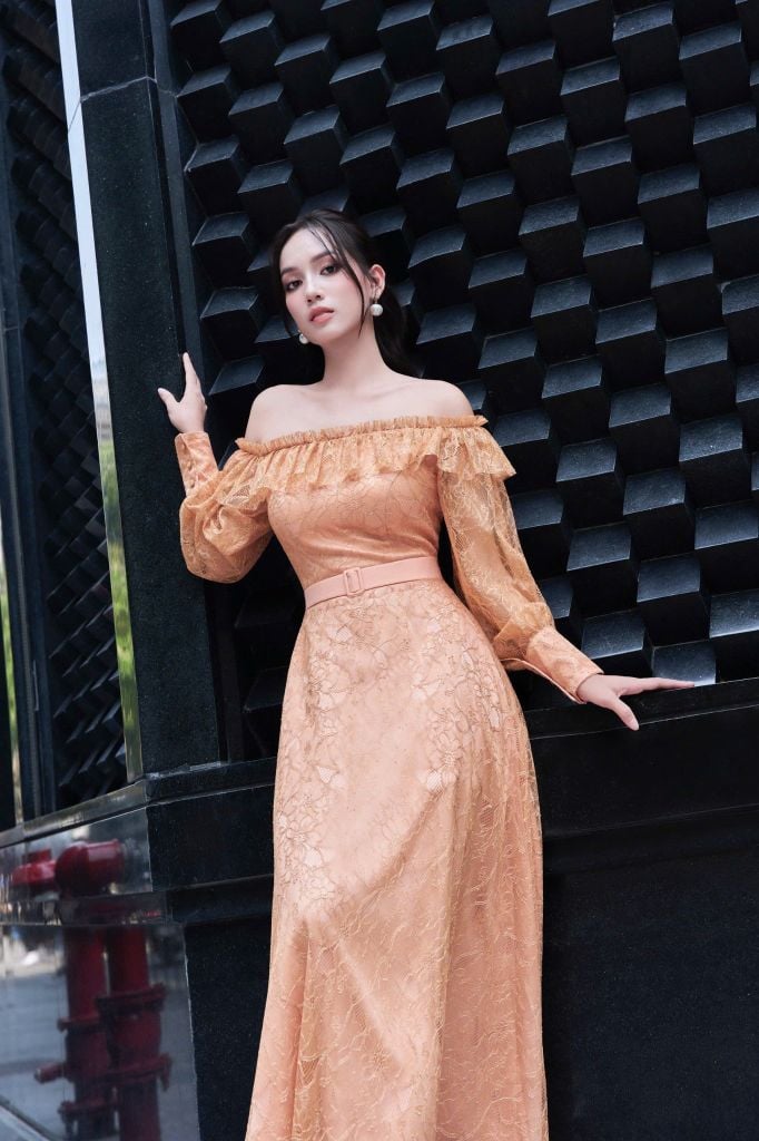 V1102 ĐẦM REN DÀI TRỄ VAI