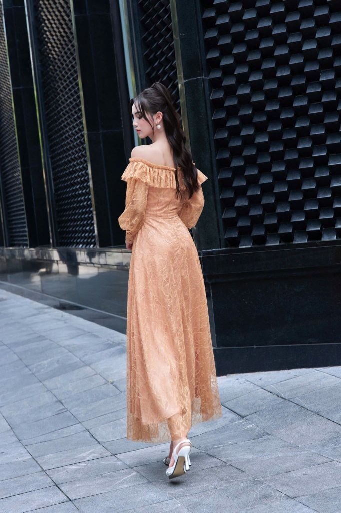 V1102 ĐẦM REN DÀI TRỄ VAI