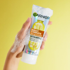 Sữa Rửa Mặt Garnier Bright Complete Serum Cleanser Vitamin C Dưỡng Sáng Da 50ml